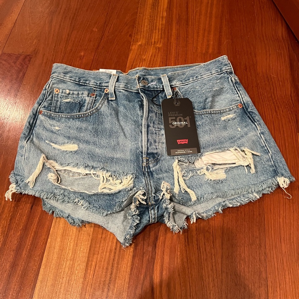 New with tags levi 501 distressed medium wash jean shorts size 30